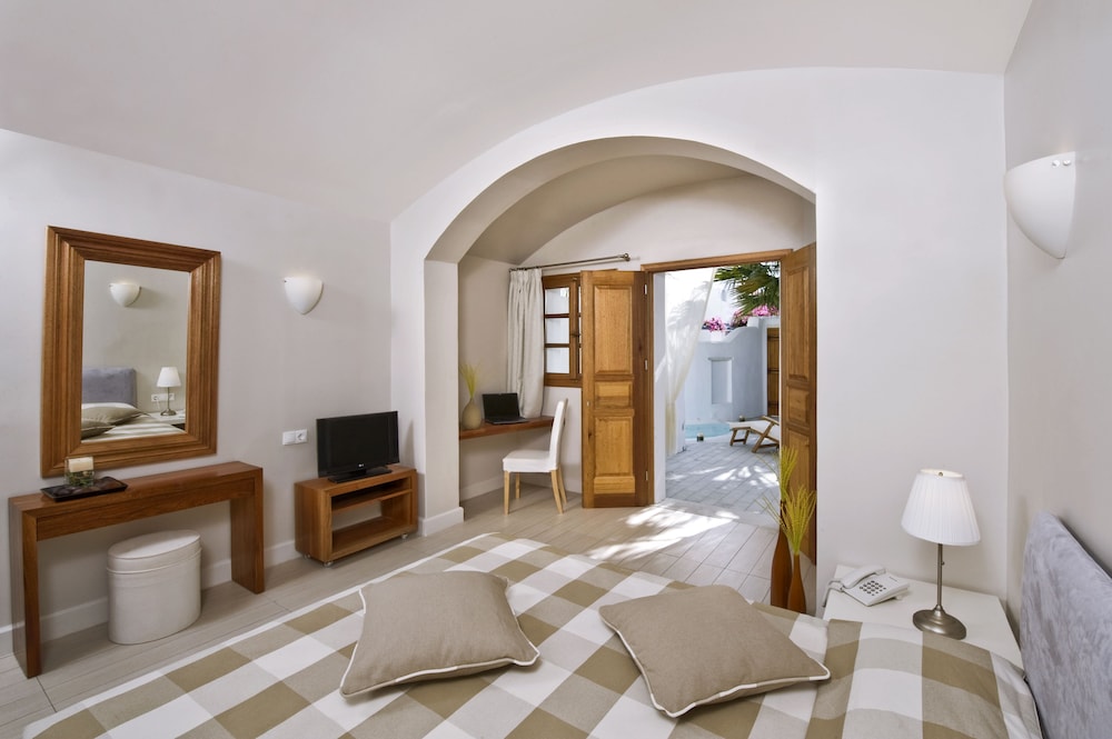 Meltemi Village — Hotel rooms in Perissa, South Aegean