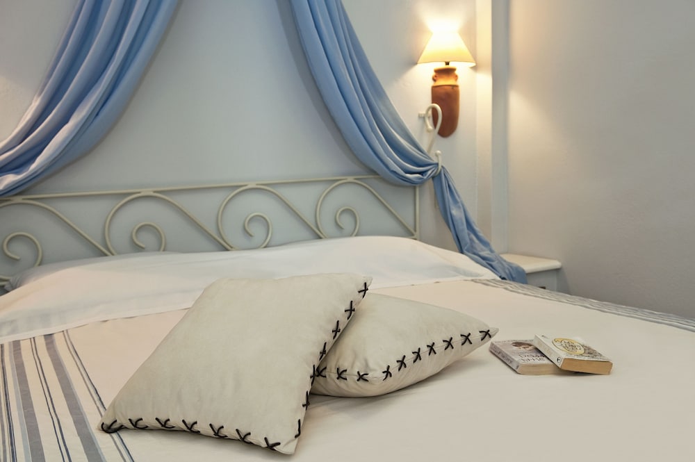 Meltemi Village — Hotel rooms in Perissa, South Aegean