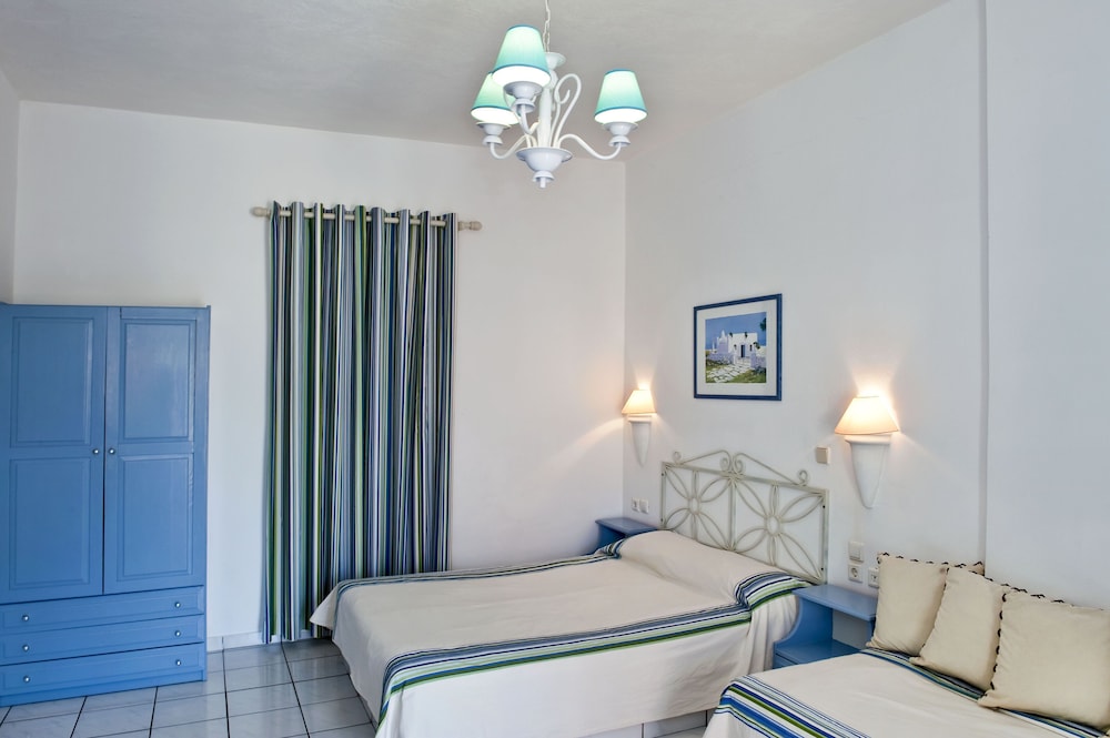 Meltemi Village — Hotel rooms in Perissa, South Aegean