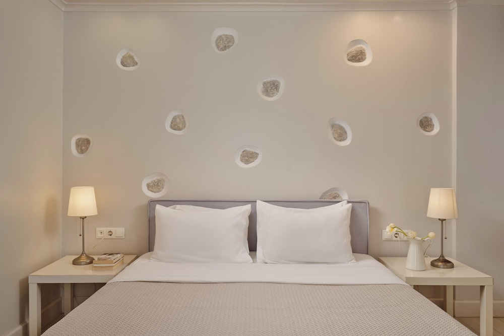 Meltemi Village — Hotel rooms in Perissa, South Aegean