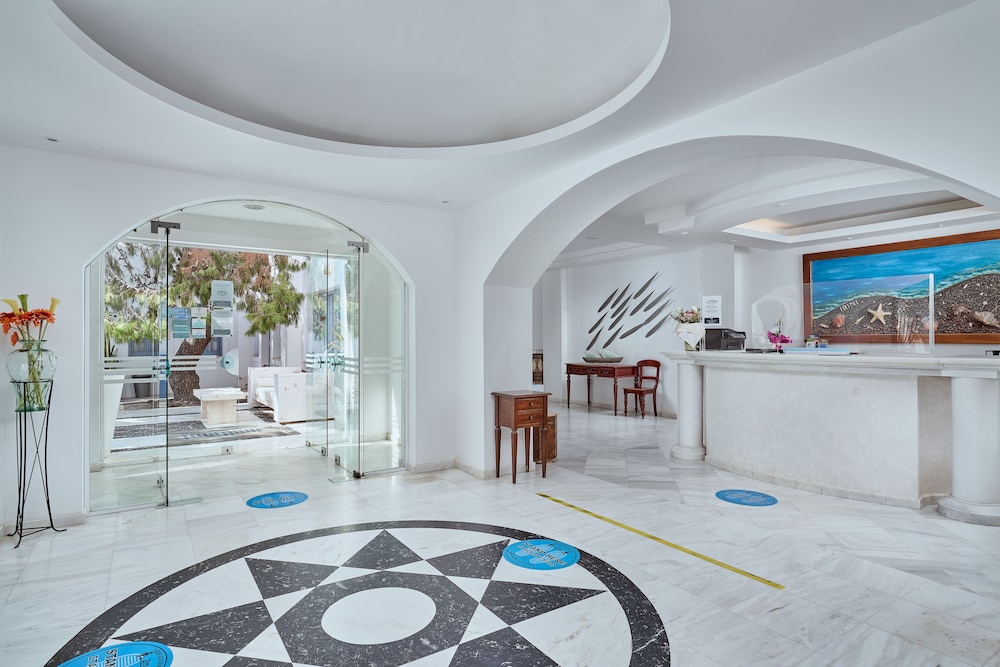 Meltemi Village — Hotel building in Perissa, South Aegean