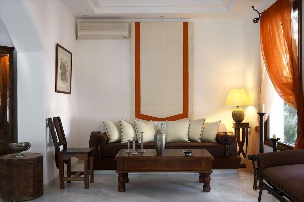 Meltemi Village — Hotel rooms in Perissa, South Aegean