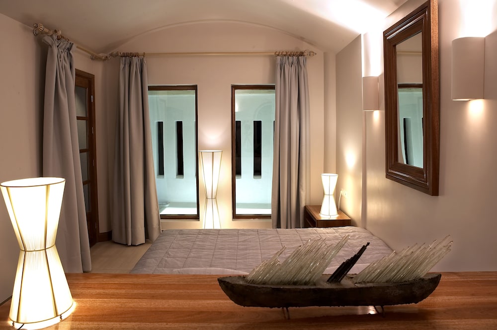 Meltemi Village — Hotel rooms in Perissa, South Aegean