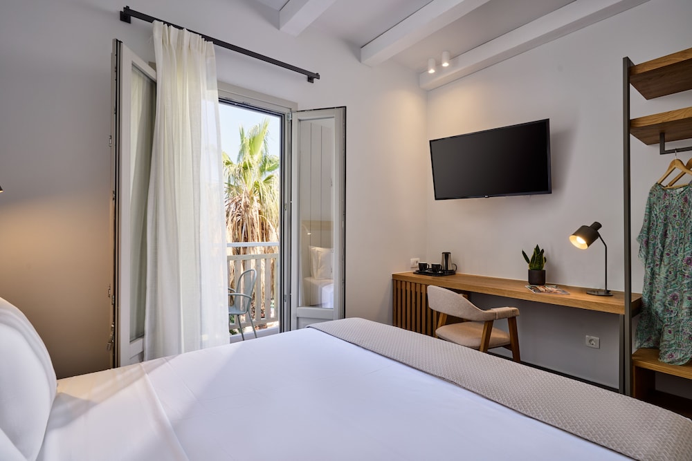 Meltemi Village — Hotel rooms in Perissa, South Aegean