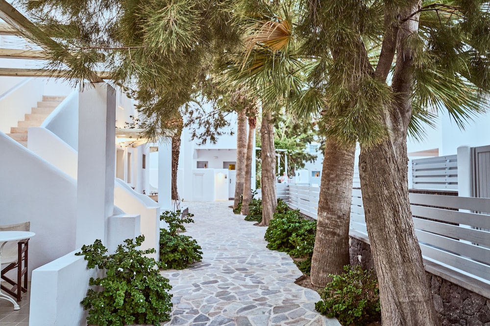 Meltemi Village — Hotel building in Perissa, South Aegean