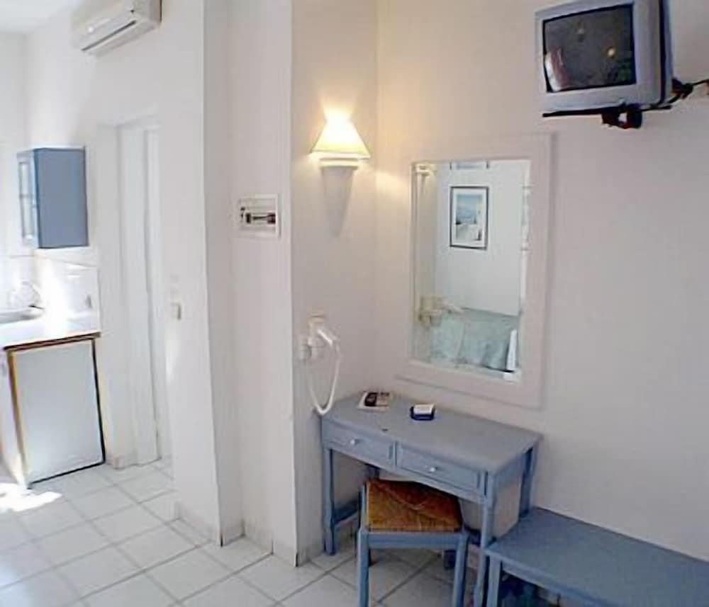 Meltemi Village — Hotel rooms in Perissa, South Aegean