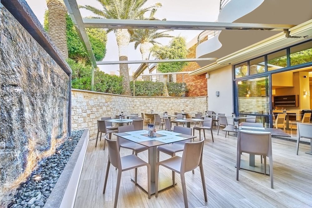 Eva Bay Hotel On The Beach Adults Only — Restaurant & bars in Rethymnon
