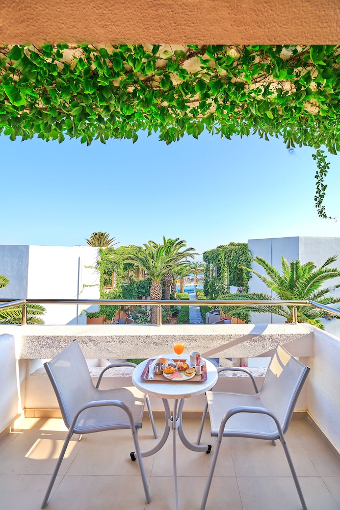 Eva Bay Hotel On The Beach Adults Only — Hotel building in Rethymnon