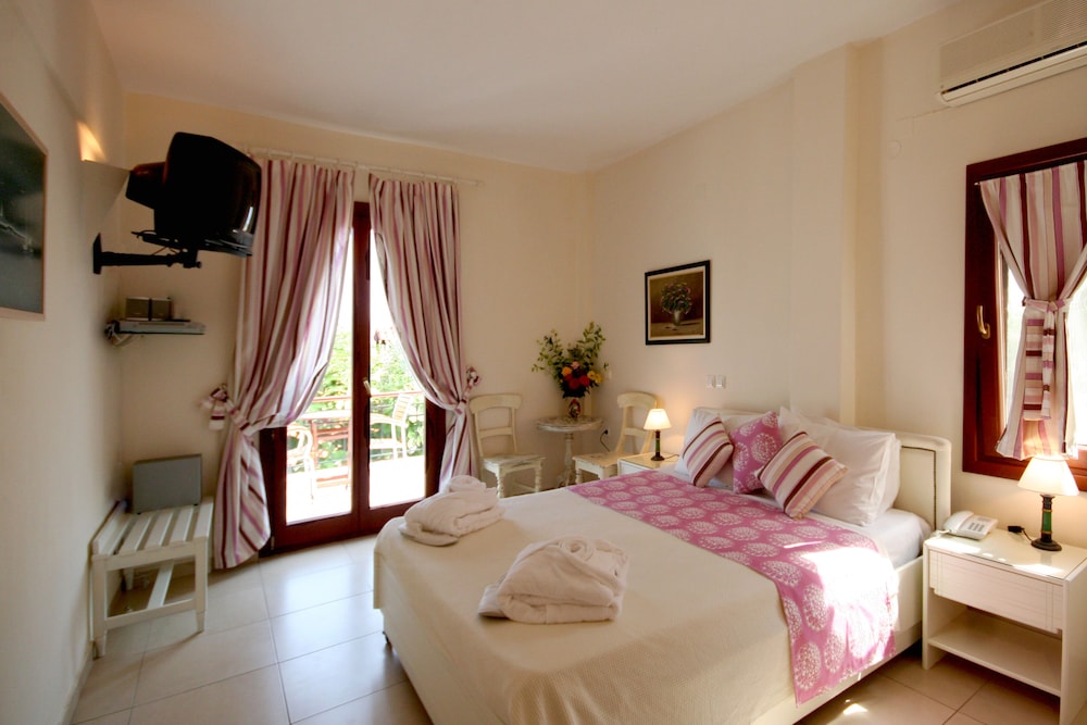 Clara Hotel — Hotel rooms in Lesvos Island