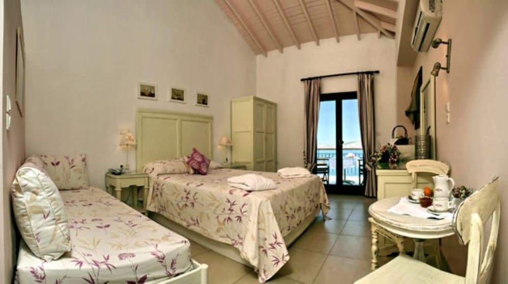 Clara Hotel — Hotel rooms in Lesvos Island