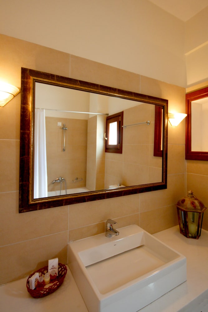 Clara Hotel — Hotel rooms in Lesvos Island