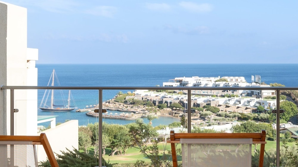 Porto Elounda Golf & Spa Resort — Hotel building in Elounda