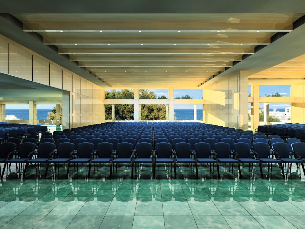Porto Elounda Golf & Spa Resort — Hotel building in Elounda