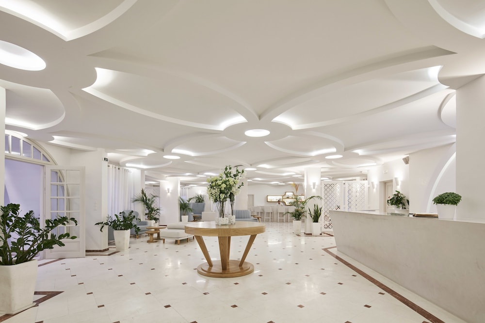 Santorini Palace — Hotel building in Firostefan, South Aegean