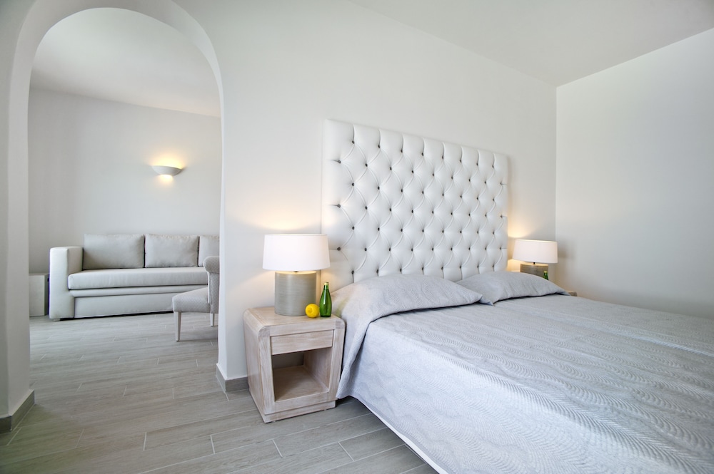 Santorini Palace — Hotel rooms in Firostefan, South Aegean