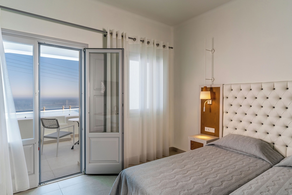 Santorini Palace — Hotel rooms in Firostefan, South Aegean