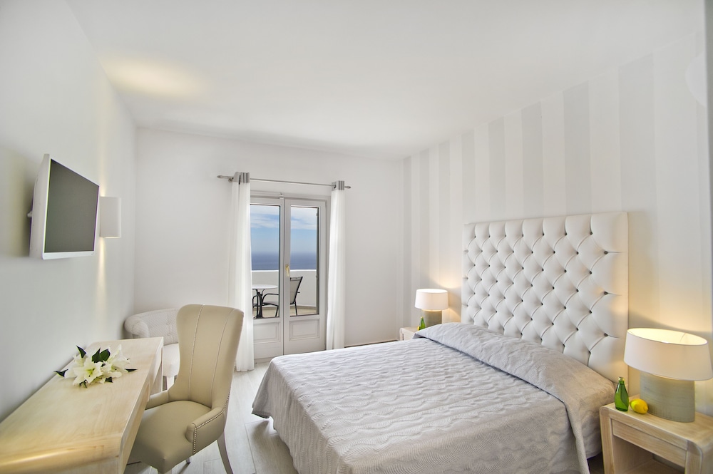 Santorini Palace — Hotel rooms in Firostefan, South Aegean