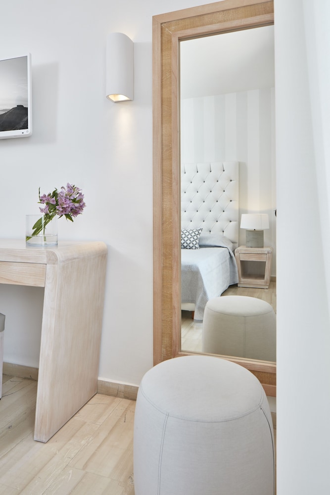 Santorini Palace — Hotel rooms in Firostefan, South Aegean