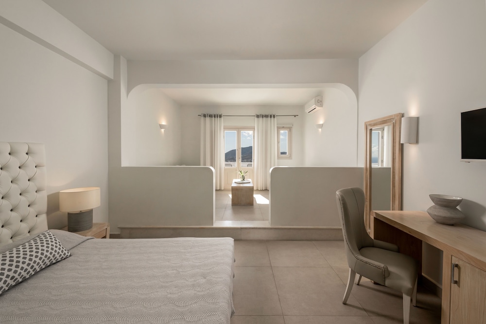 Santorini Palace — Hotel rooms in Firostefan, South Aegean