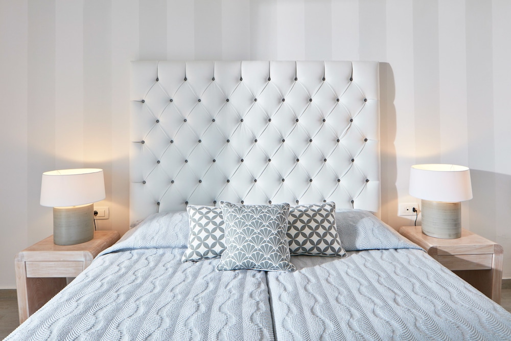 Santorini Palace — Hotel rooms in Firostefan, South Aegean