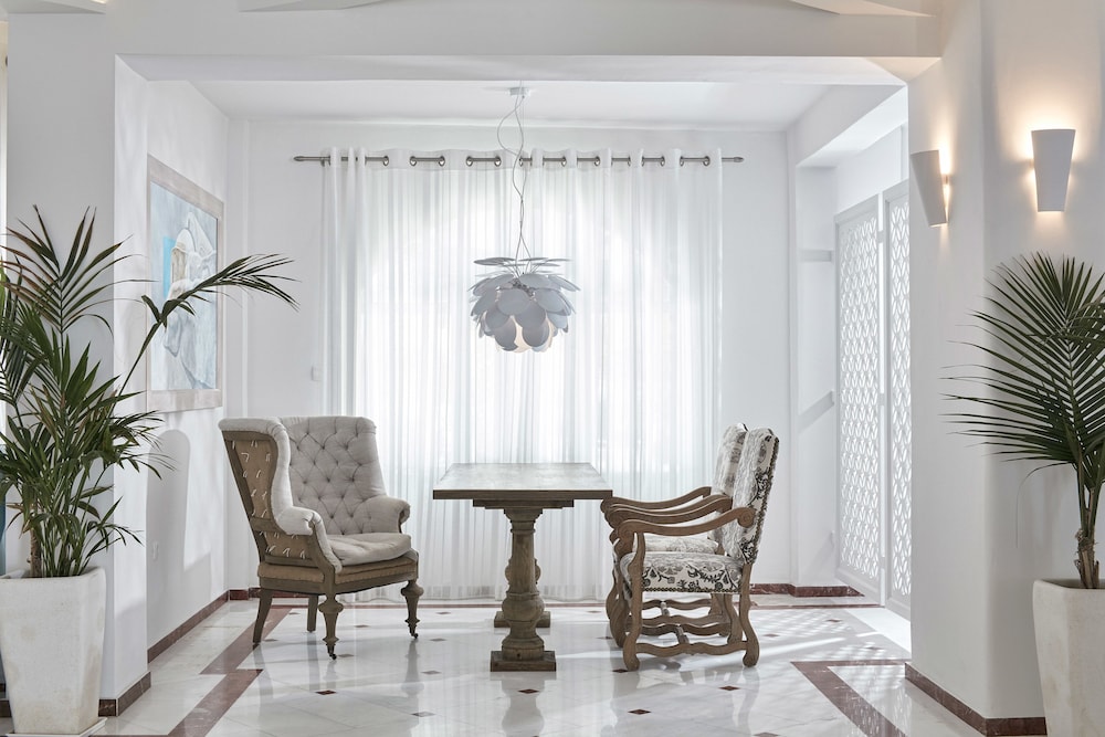 Santorini Palace — Hotel rooms in Firostefan, South Aegean