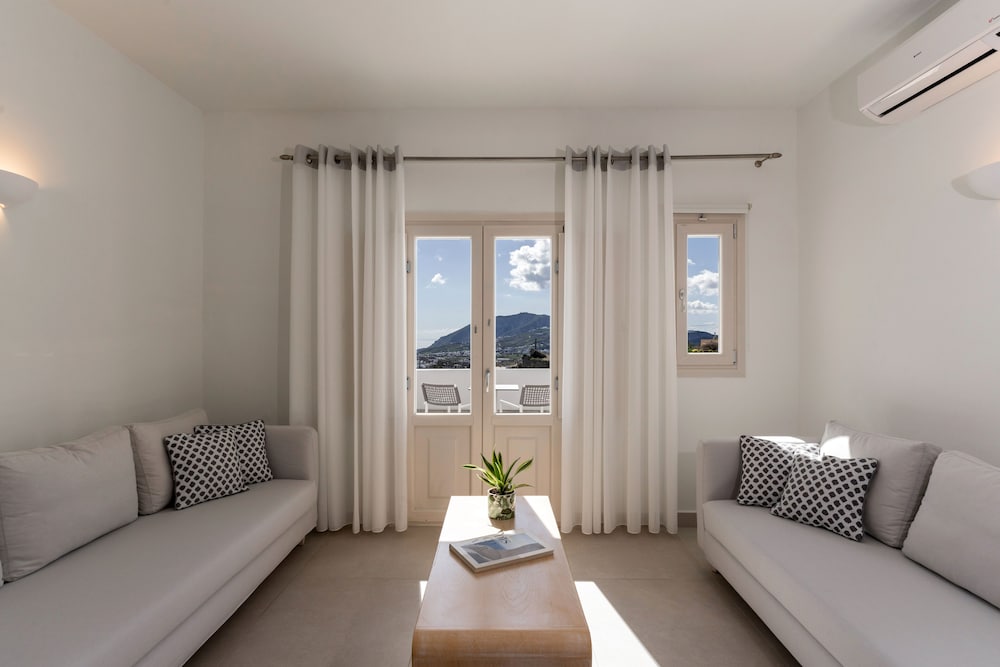 Santorini Palace — Hotel rooms in Firostefan, South Aegean