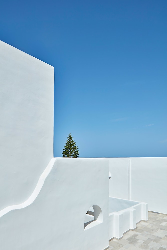 Santorini Palace — Hotel building in Firostefan, South Aegean