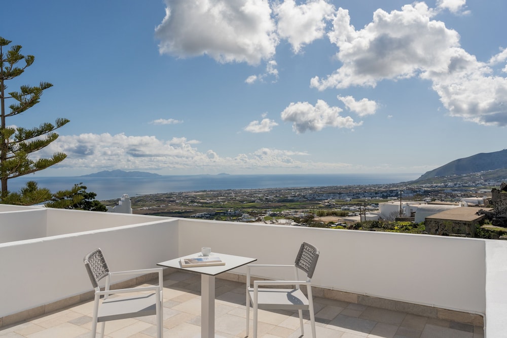 Santorini Palace — Hotel rooms in Firostefan, South Aegean