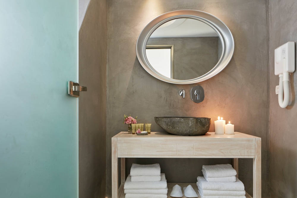 Santorini Palace — Hotel rooms in Firostefan, South Aegean