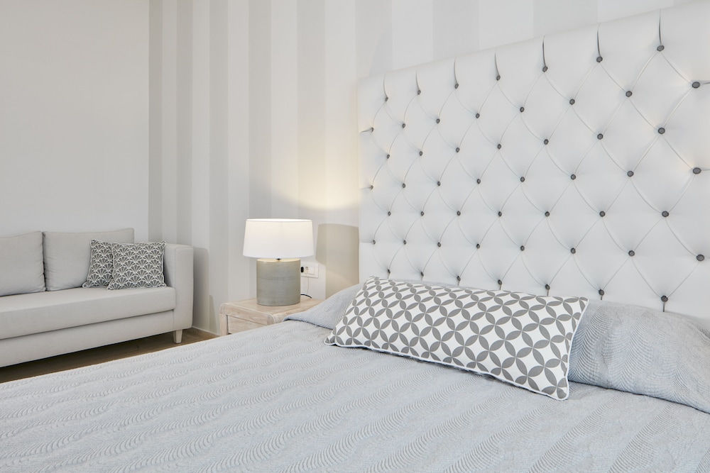 Santorini Palace — Hotel rooms in Firostefan, South Aegean