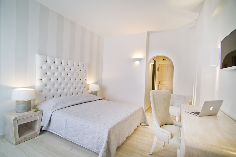 Santorini Palace — Hotel rooms in Firostefan, South Aegean