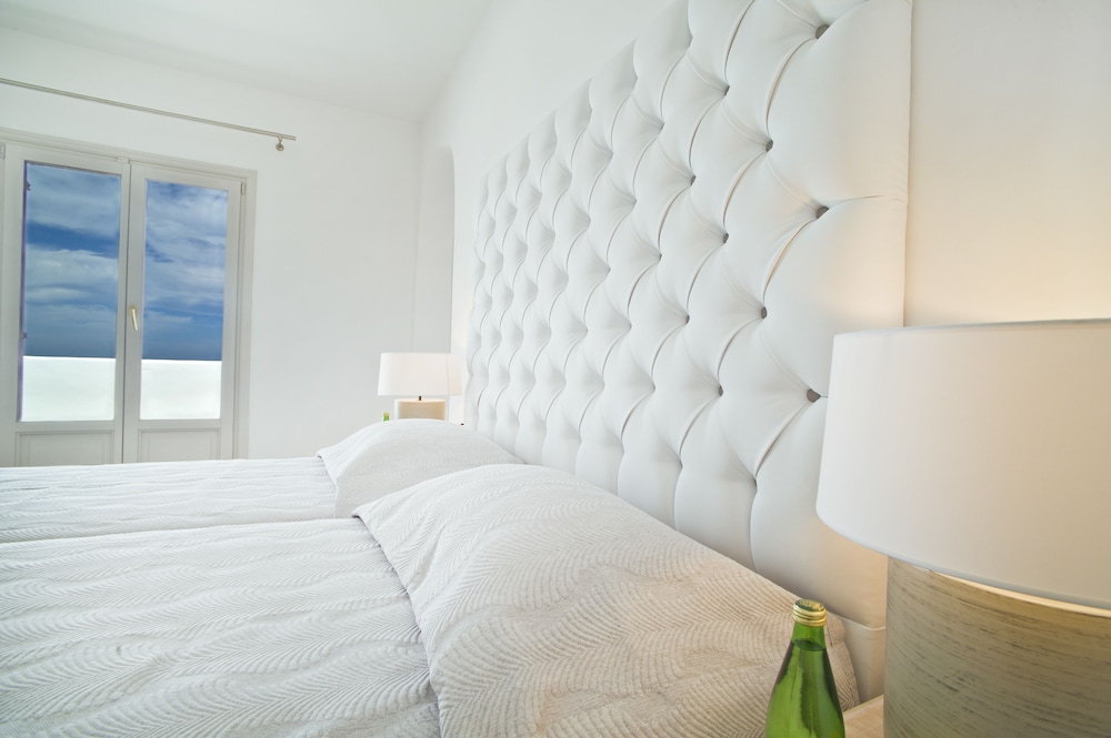 Santorini Palace — Hotel rooms in Firostefan, South Aegean