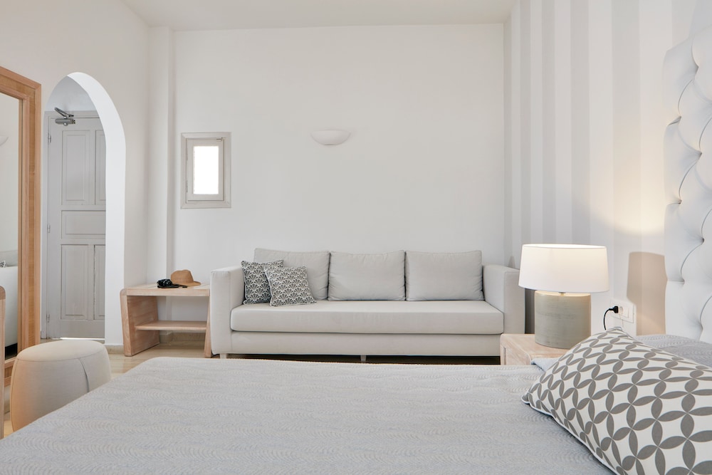 Santorini Palace — Hotel rooms in Firostefan, South Aegean