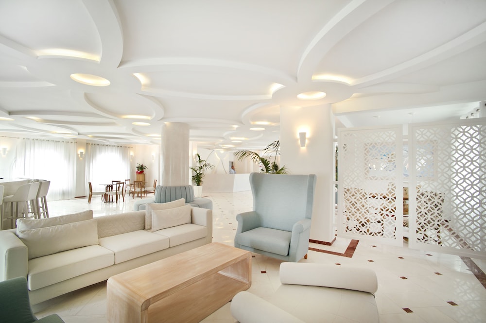 Santorini Palace — Hotel building in Firostefan, South Aegean