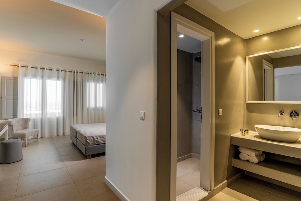 Santorini Palace — Hotel rooms in Firostefan, South Aegean