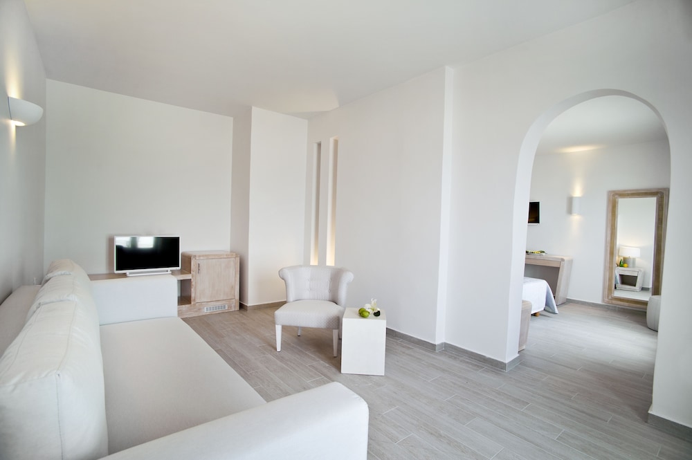 Santorini Palace — Hotel rooms in Firostefan, South Aegean