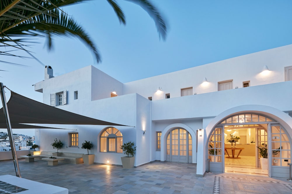 Santorini Palace — Hotel building in Firostefan, South Aegean