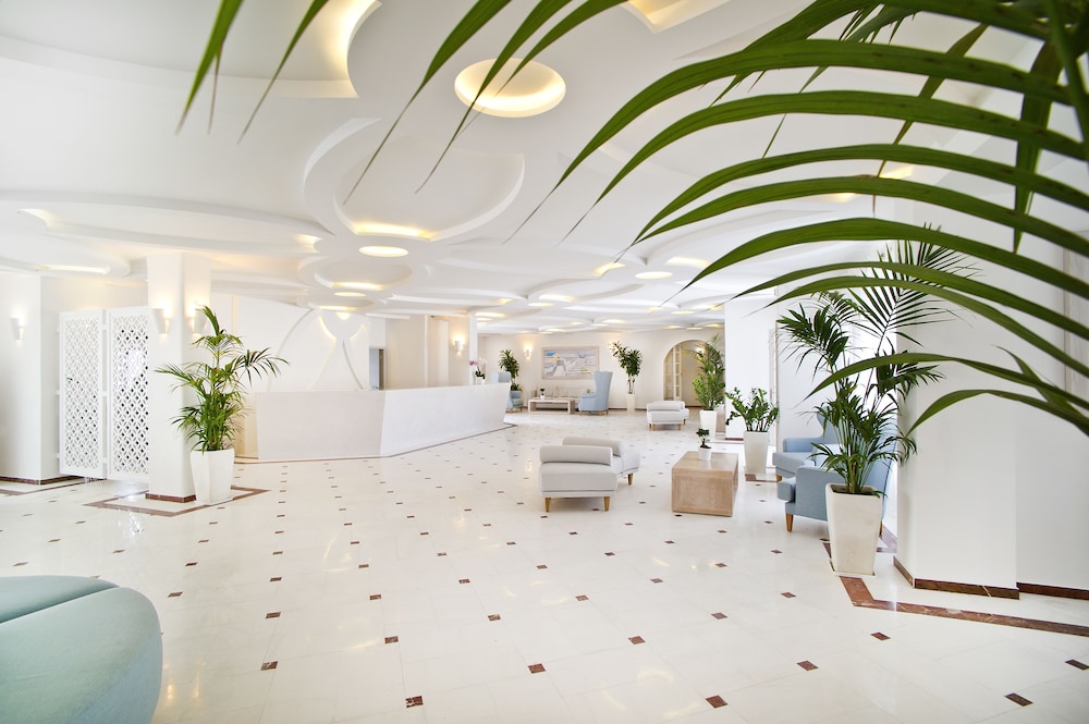 Santorini Palace — Hotel building in Firostefan, South Aegean
