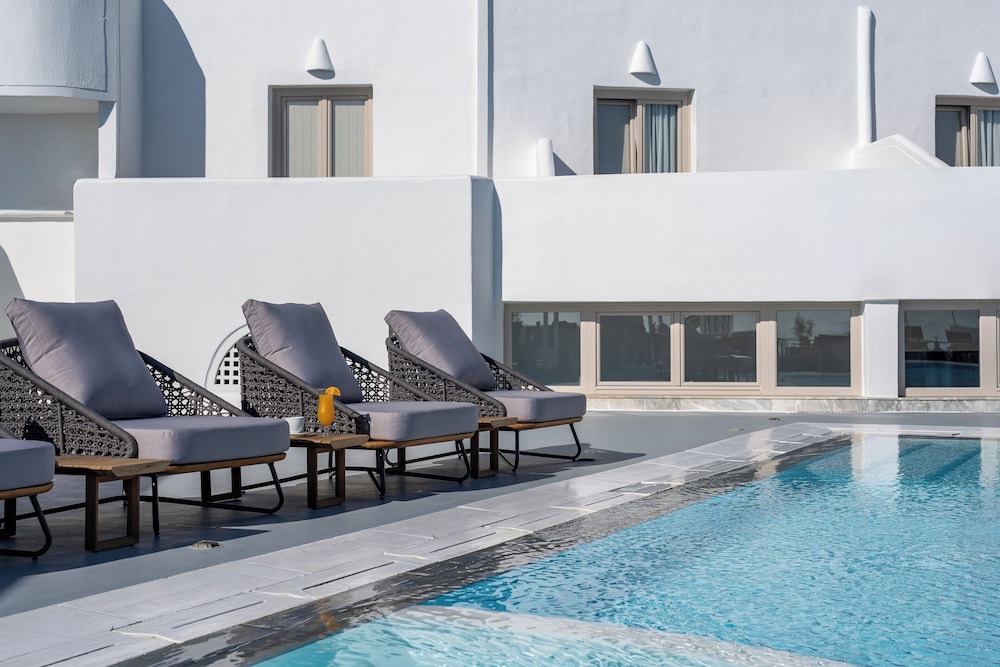 Santorini Palace — Swimming pool in Firostefan, South Aegean
