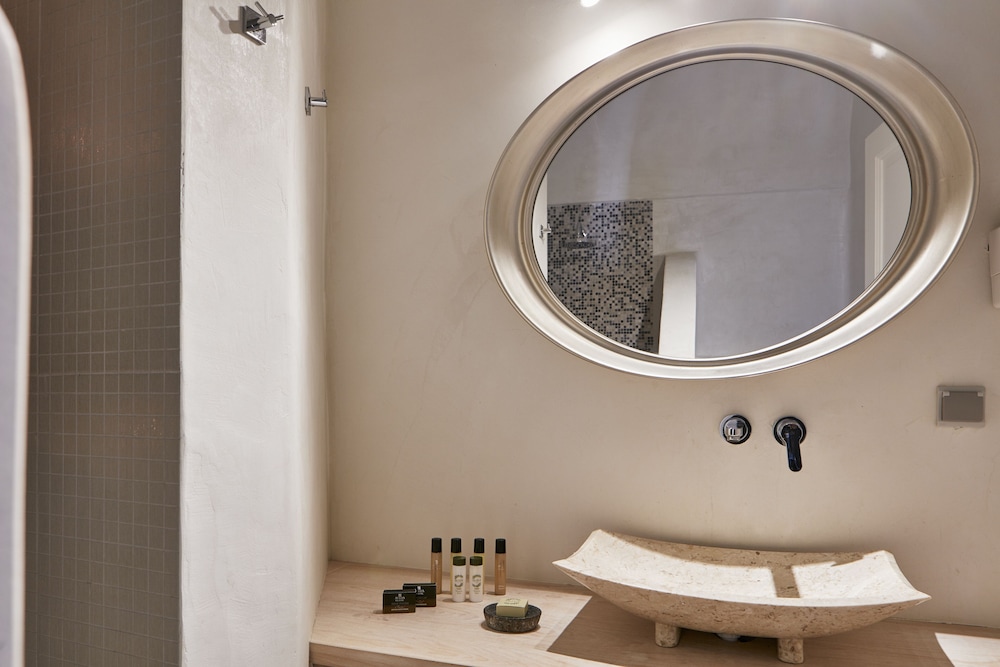 Santorini Palace — Hotel rooms in Firostefan, South Aegean