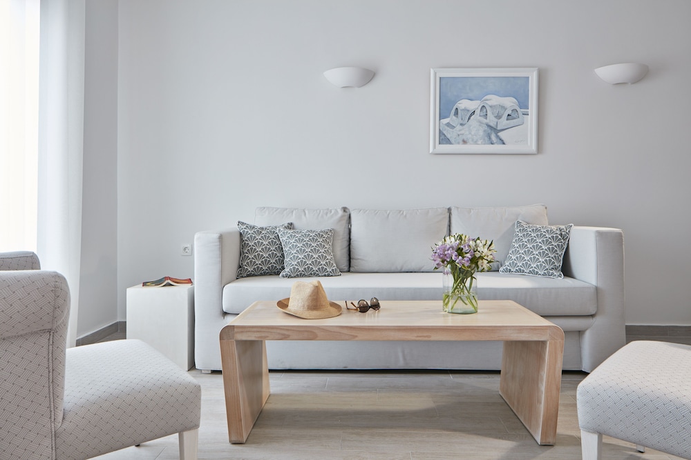 Santorini Palace — Hotel rooms in Firostefan, South Aegean