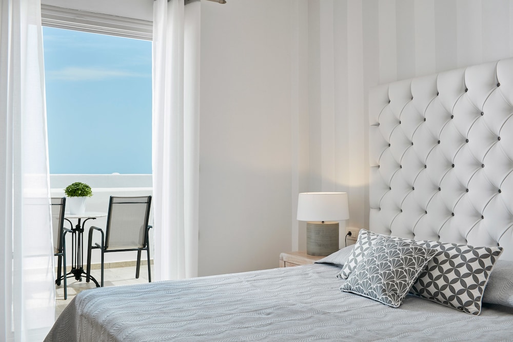 Santorini Palace — Hotel rooms in Firostefan, South Aegean