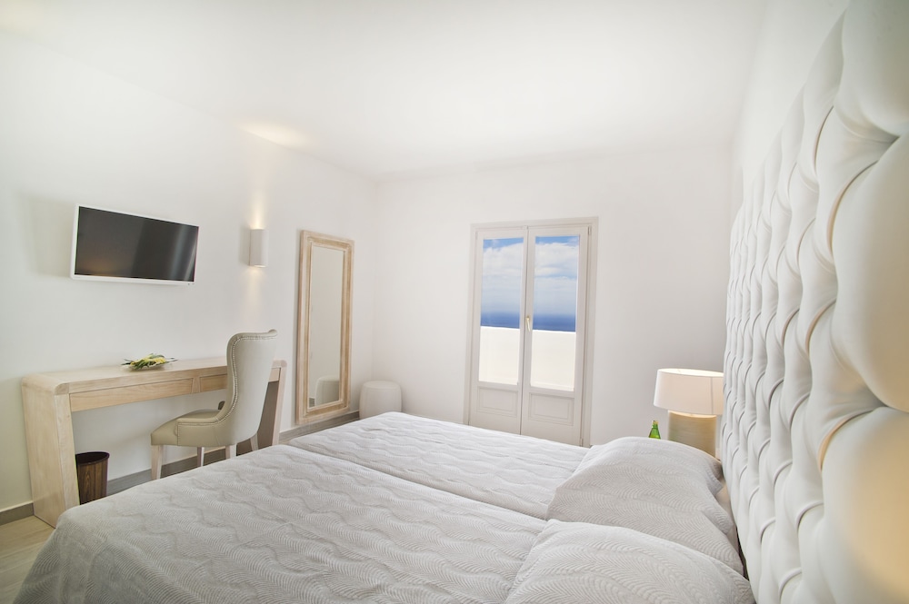 Santorini Palace — Hotel rooms in Firostefan, South Aegean