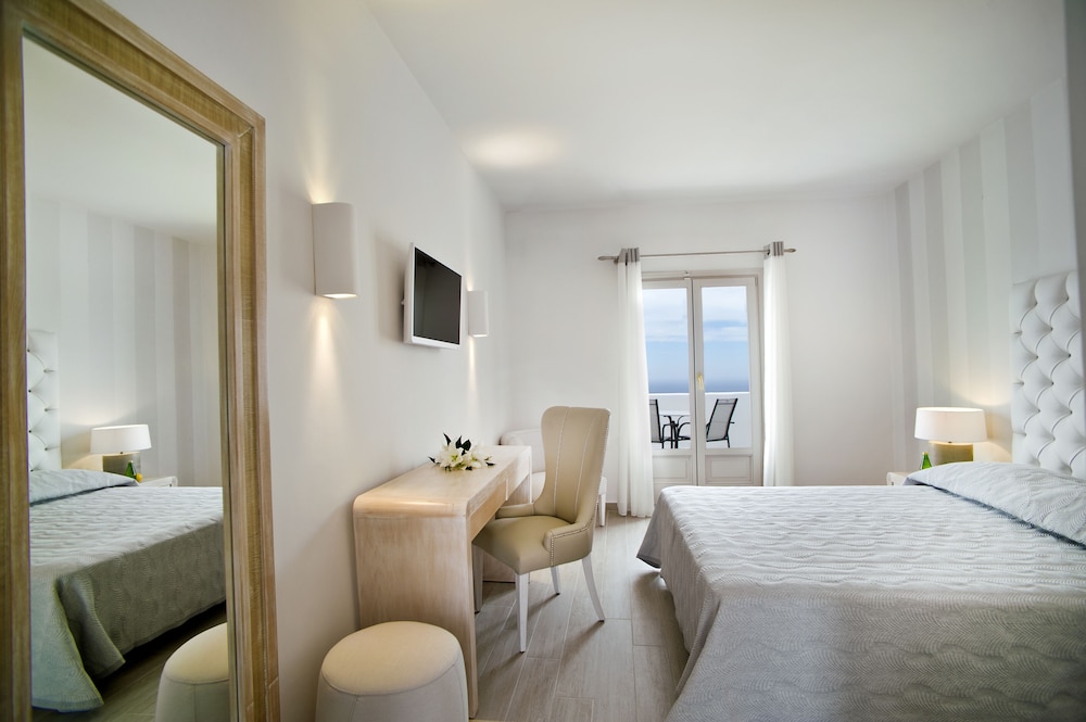 Santorini Palace — Hotel rooms in Firostefan, South Aegean
