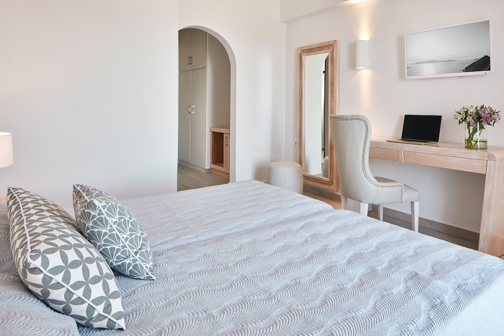 Santorini Palace — Hotel rooms in Firostefan, South Aegean