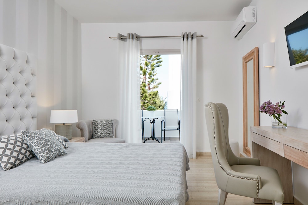 Santorini Palace — Hotel rooms in Firostefan, South Aegean