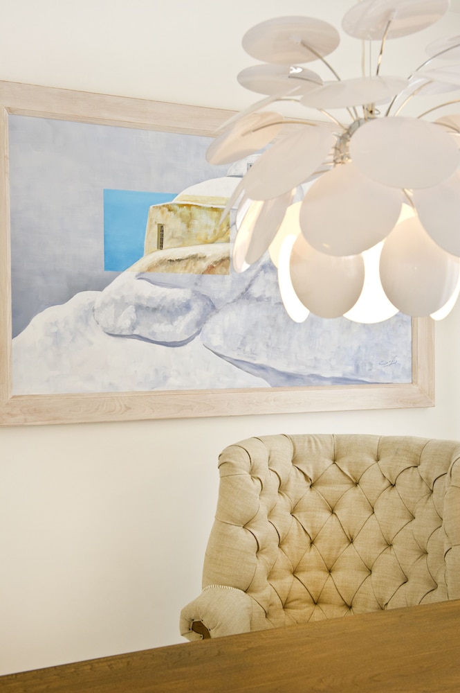 Santorini Palace — Hotel rooms in Firostefan, South Aegean
