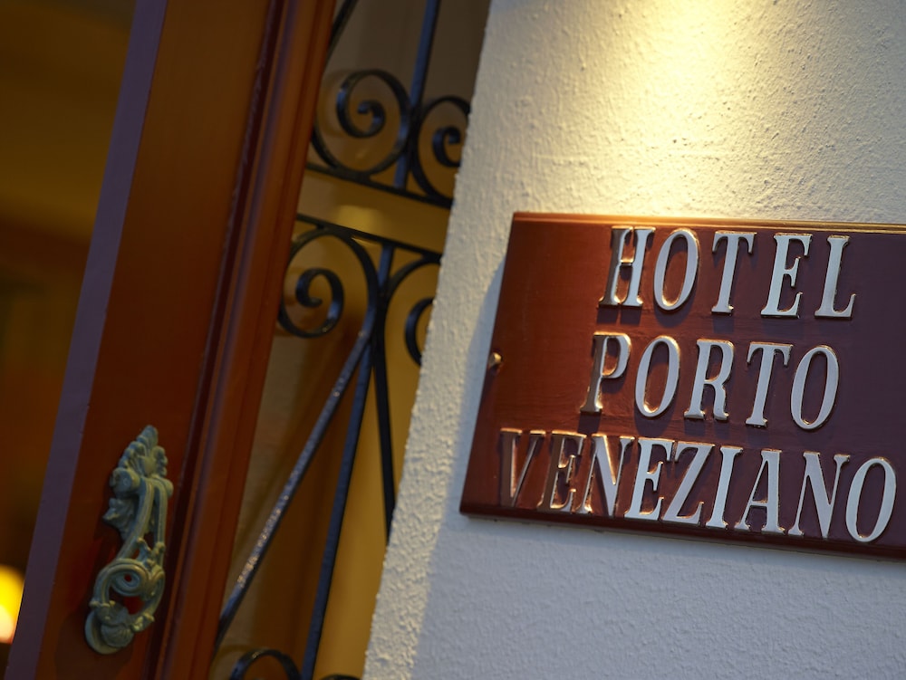Porto Veneziano Hotel — Hotel building in Chania