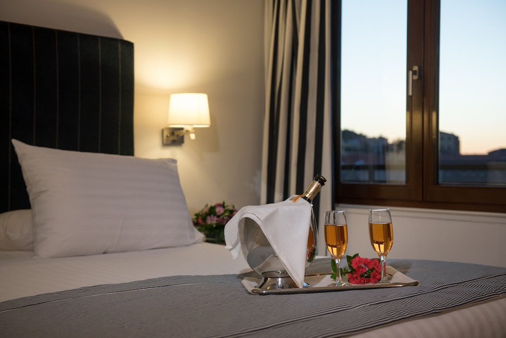 Porto Veneziano Hotel — Hotel rooms in Chania