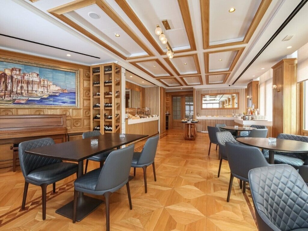Porto Veneziano Hotel — Restaurant & bars in Chania